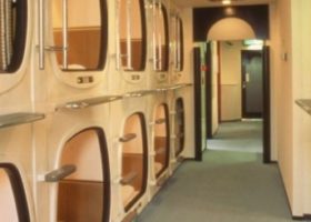 Một ngày tại khách sạn con nhộng độc đáo tại Nhật