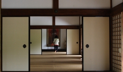 Điều gì đặc biệt sau một cánh cửa shoji?
