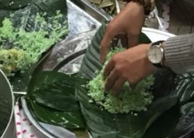 Một ngày gói bánh chưng, bánh tét ở chùa Osaka