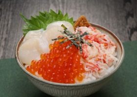 Ăn cơm trứng lòng đào, cơm tô 3 màu siêu ngon ở Mombetsu